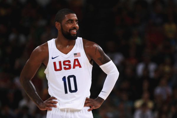 在球场上形 在球场上形