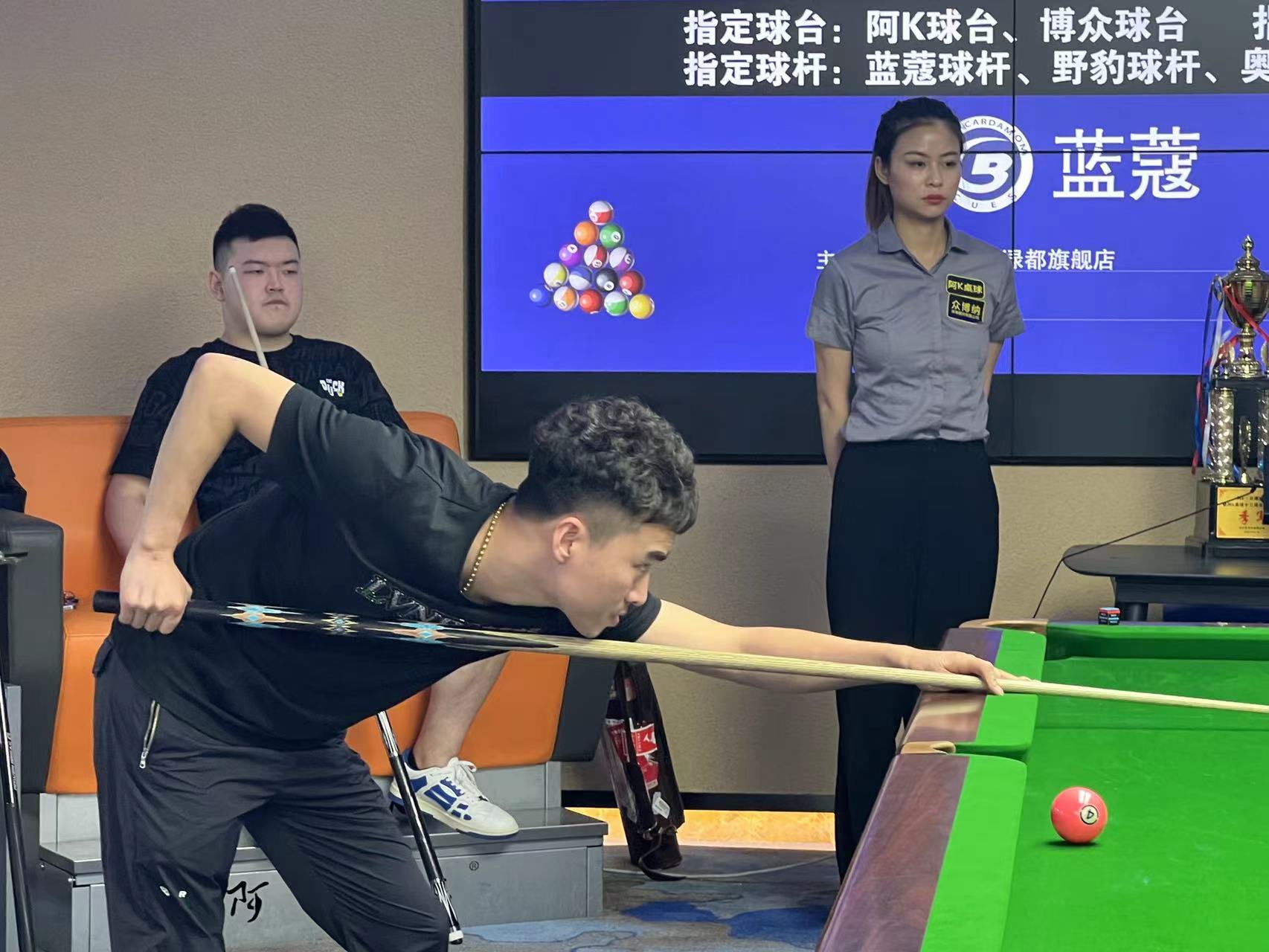 焦的对决中